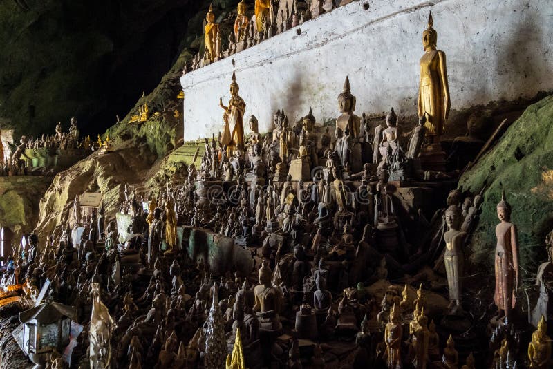 Centenares de estatuas de Buda dentro de Pak Ou Caves, Luang Prabang en Laos fotografía de archivo libre de regalías Centenares de estatuas de Buda dentro de Pak Ou Caves, Luang Prabang en Laos fotografía de archivo libre de regalías