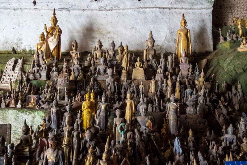 Centenares de estatuas de Buda dentro de Pak Ou Caves, Luang Prabang en Laos imágenes de archivo libres de regalías Centenares de estatuas de Buda dentro de Pak Ou Caves, Luang Prabang en Laos imágenes de archivo libres de regalías