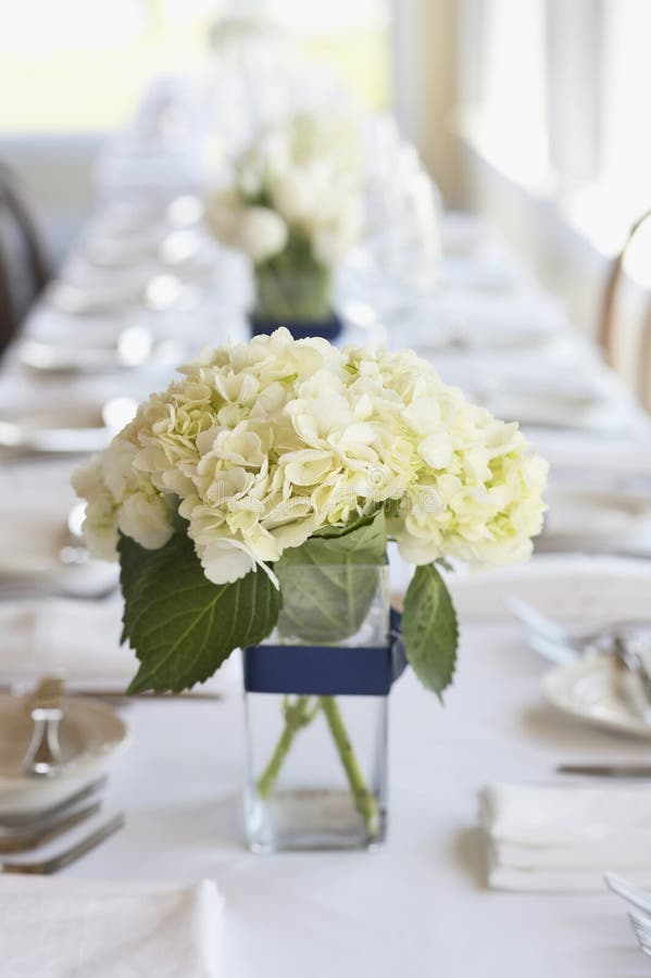 Tabuľka nastavený pre udalosť, na party alebo svadby, recepcie, zamerať sa na kytice.