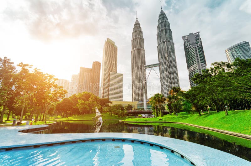 Centra av Kuala Lumpur i KLCC-område royaltyfri fotografi Centra av Kuala Lumpur i KLCC-område royaltyfri fotografi