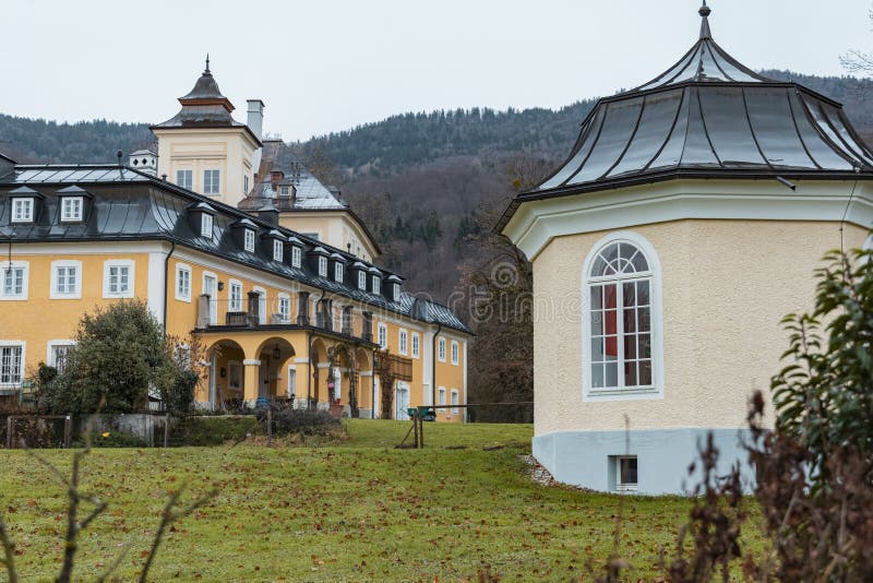 Centraal-Europese katholieke klooster aan de zijkant van het land en woningbouwwerf in het regenseizoen van het najaar stock afbeeldingen Centraal-Europese katholieke klooster aan de zijkant van het land en woningbouwwerf in het regenseizoen van het najaar stock afbeeldingen