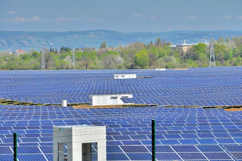 Central eléctrica de Photovoltaics con las estaciones del inversor imagen de archivo libre de regalías Central eléctrica de Photovoltaics con las estaciones del inversor imagen de archivo libre de regalías
