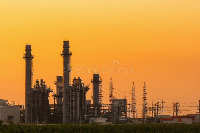 Central elétrica elétrico da turbina de gás na propriedade industrial foto de stock Central elétrica elétrico da turbina de gás na propriedade industrial foto de stock