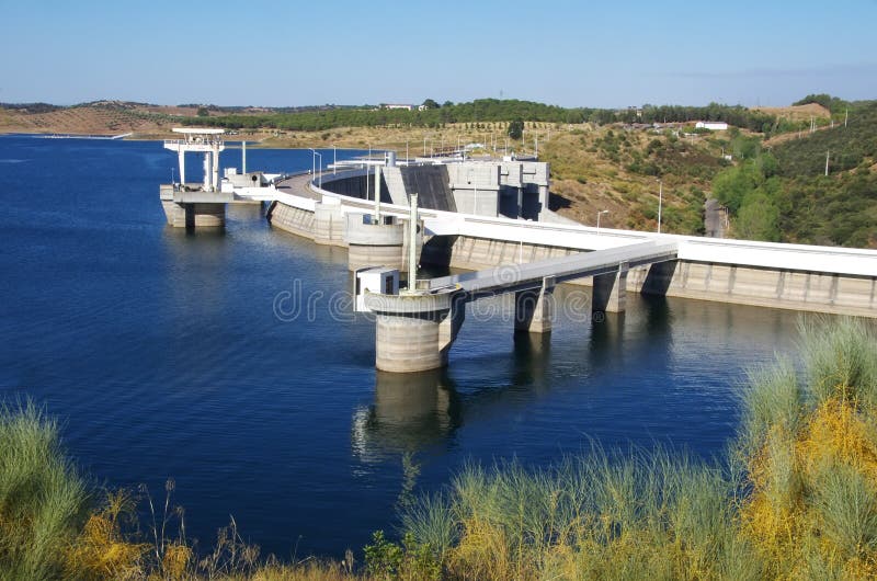 Central hidroeléctrica de Alqueva, región de Alentejo imagen de archivo libre de regalías Central hidroeléctrica de Alqueva, región de Alentejo imagen de archivo libre de regalías