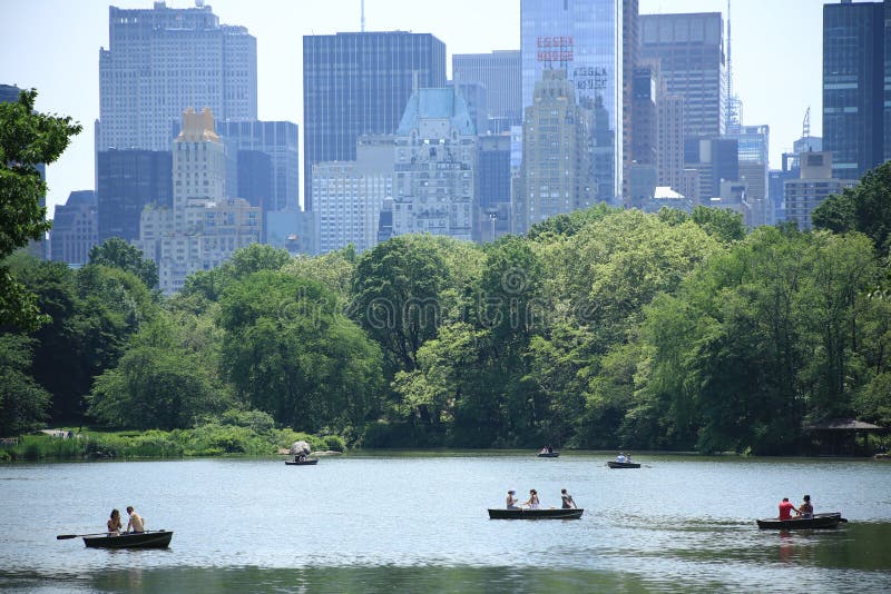 Central Park Lake editorial stock photo. Image of building - 95993103