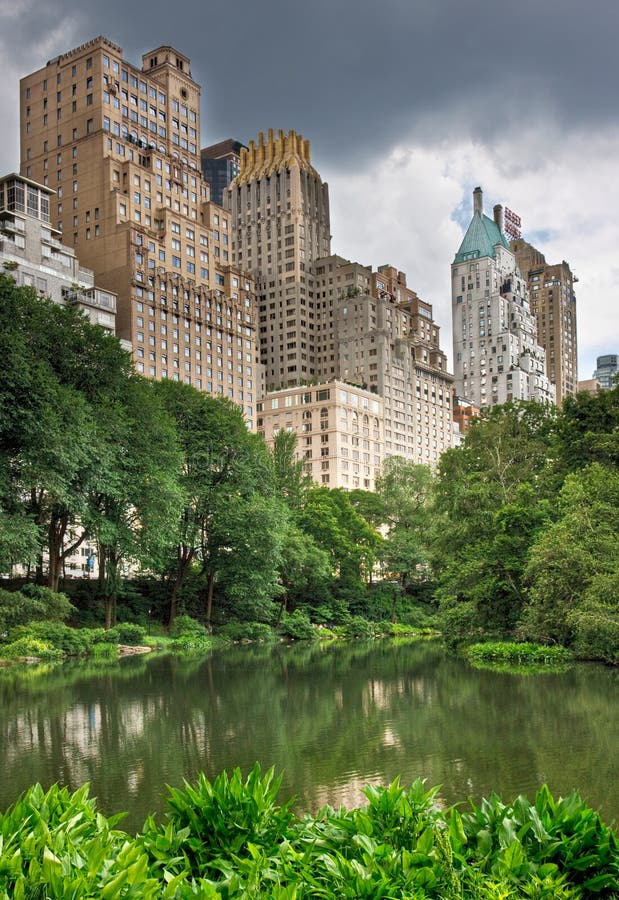 Rybník v central parku s výškových budov za ním v New Yorku.