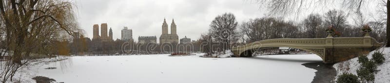 Central Park panorama with Bow Bridge in winter royalty free stock photography Central Park panorama with Bow Bridge in winter royalty free stock photography