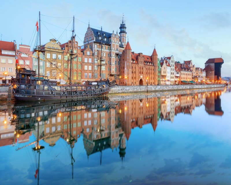 Gdaňsk Dlouhý Most nábřeží se středověkou dřevěnou loď a Jeřáb Zuraw, Baltic coast, Polsko.