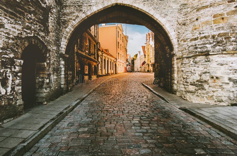Central touristique de l'Estonie de vieille de ville de Tallinn rue médiévale de pavé rond images libres de droits Central touristique de l'Estonie de vieille de ville de Tallinn rue médiévale de pavé rond images libres de droits