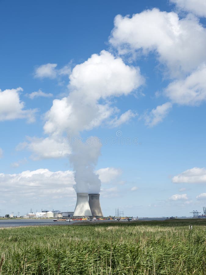 Centrale atomica di Doel vicino allo schelde del fiume a nord di Anversa immagine stock libera da diritti Centrale atomica di Doel vicino allo schelde del fiume a nord di Anversa immagine stock libera da diritti