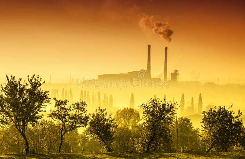 Centrale elettrica con il camino di fumo fotografia stock libera da diritti Centrale elettrica con il camino di fumo fotografia stock libera da diritti