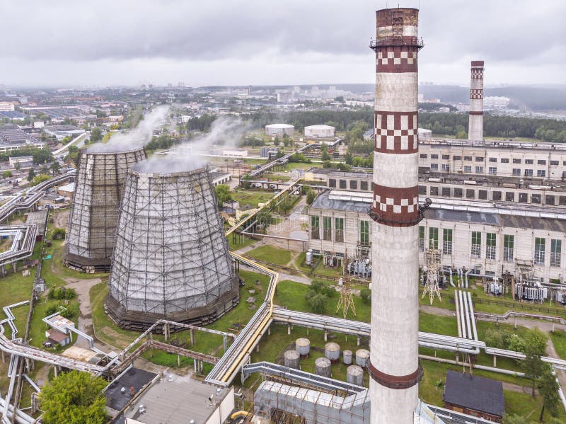 Centrale elettrica con le nuvole di vapore che vengono dalle torri di raffreddamento a immagini stock libere da diritti Centrale elettrica con le nuvole di vapore che vengono dalle torri di raffreddamento a immagini stock libere da diritti