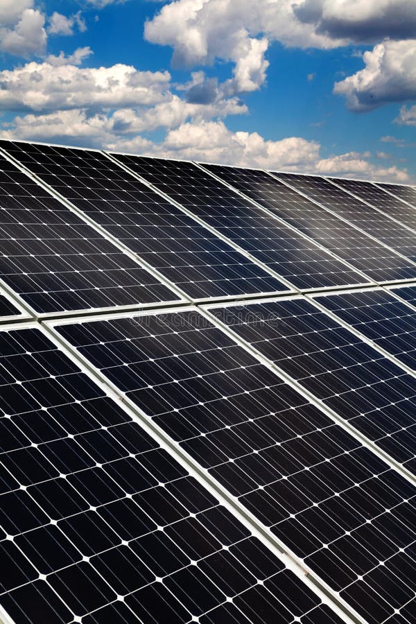 Centrale elettrica facendo uso di energia solare rinnovabile fotografia stock libera da diritti Centrale elettrica facendo uso di energia solare rinnovabile fotografia stock libera da diritti