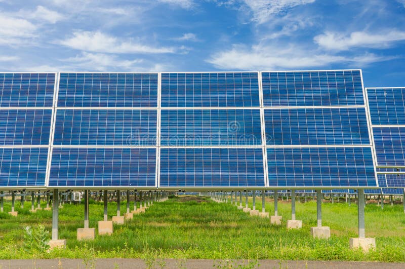 Centrale elettrica facendo uso di energia solare rinnovabile con cielo blu immagine stock libera da diritti Centrale elettrica facendo uso di energia solare rinnovabile con cielo blu immagine stock libera da diritti