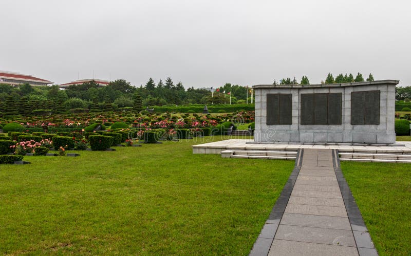 Centrale Herdenkingsplaque met graven binnen de Verenigde Naties UNO Memorial Cemetery van Koreaanse Oorlog in Seoel, Zuid-Korea, royalty-vrije stock afbeeldingen Centrale Herdenkingsplaque met graven binnen de Verenigde Naties UNO Memorial Cemetery van Koreaanse Oorlog in Seoel, Zuid-Korea, royalty-vrije stock afbeeldingen