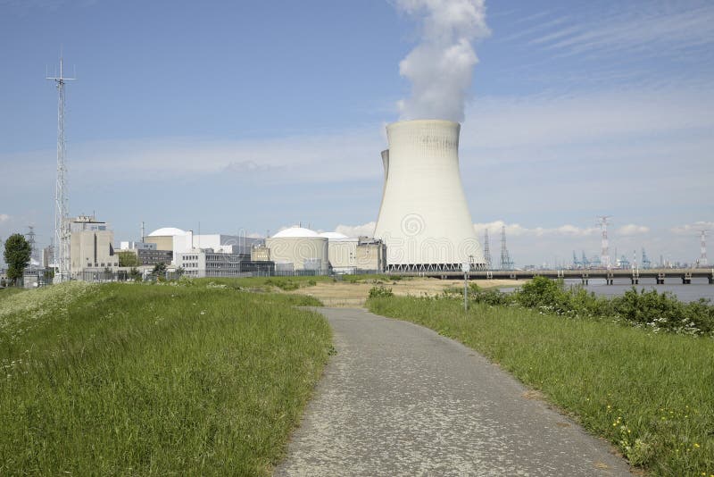 Centrale nucleare di Doel, le Fiandre orientali, Belgio fotografia stock Centrale nucleare di Doel, le Fiandre orientali, Belgio fotografia stock