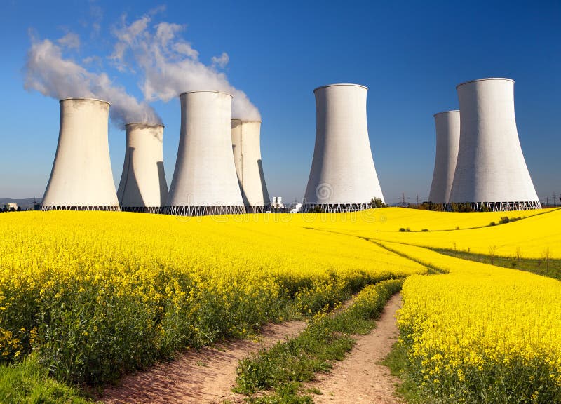 Centrale nucléaire, tour de refroidissement, champ de graine de colza image libre de droits Centrale nucléaire, tour de refroidissement, champ de graine de colza image libre de droits
