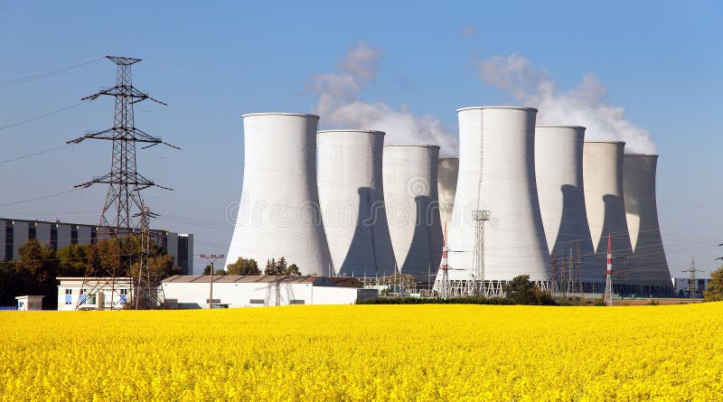 Centrale nucléaire, tour de refroidissement, champ de graine de colza photo stock Centrale nucléaire, tour de refroidissement, champ de graine de colza photo stock