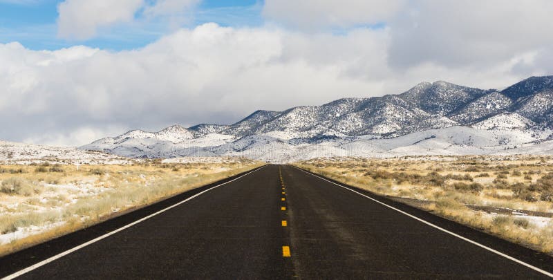 Centrale panoramica Nevada Highway del bacino del paesaggio di inverno grande