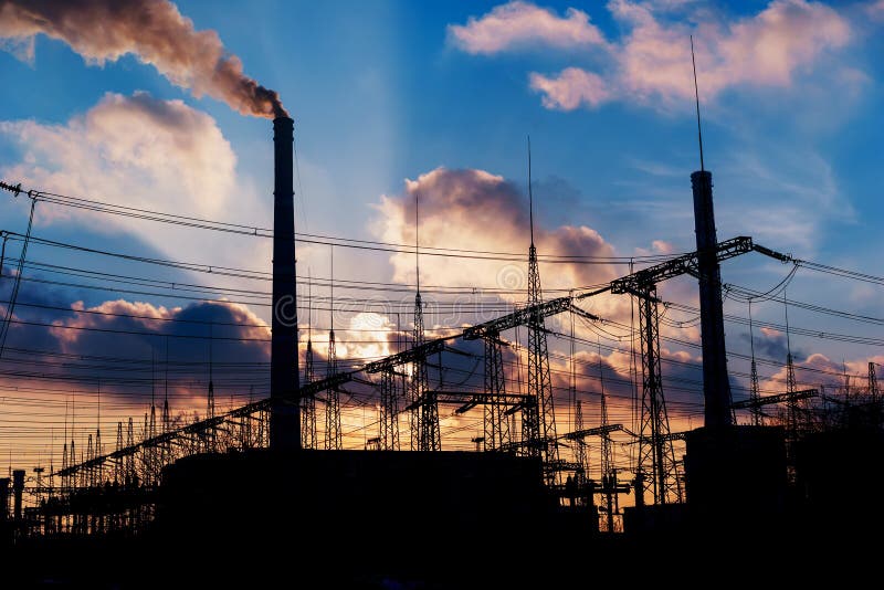 Centrale pendant le lever de soleil pollution environnementale écologique de photo de crise Air de pollution de tuyau d'usine photos libres de droits Centrale pendant le lever de soleil pollution environnementale écologique de photo de crise Air de pollution de tuyau d'usine photos libres de droits