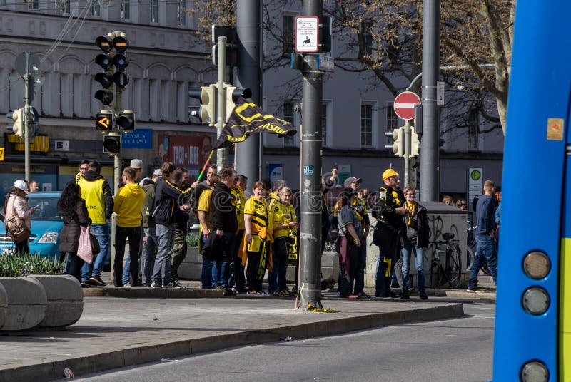 CENTRALSTATIONER MUNICH, APRIL 6, 2019: bvbfans p? v?gen till FCet Bayern Munich f?r fotbolllek vs borussiaen dortmund arkivfoto CENTRALSTATIONER MUNICH, APRIL 6, 2019: bvbfans p? v?gen till FCet Bayern Munich f?r fotbolllek vs borussiaen dortmund arkivfoto