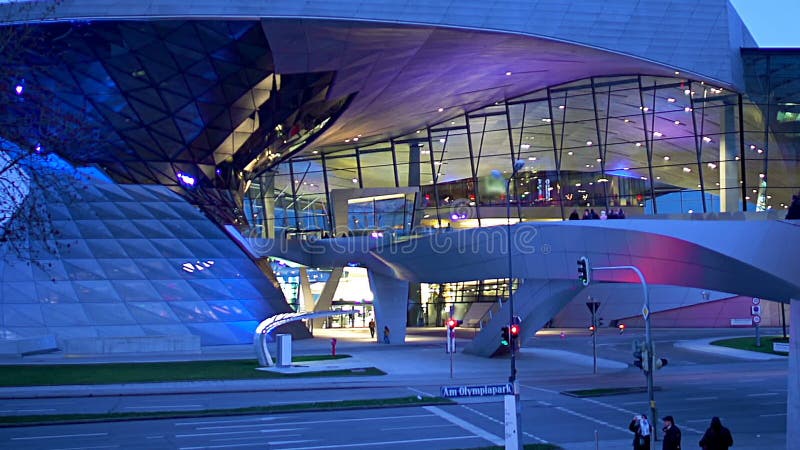 Centre d'exposition de trépointe de BMW à Munich, architecture moderne allemande au crépuscule