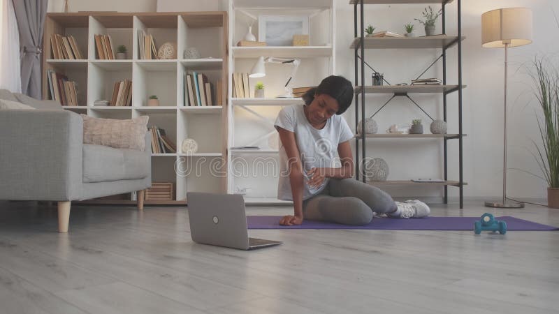 Centre de conditionnement physique à distance yoga en ligne slim femme à la maison clips vidéos