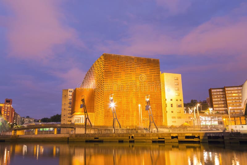 Centre de conférences d'Euskalduna et salle de concert au coucher du soleil