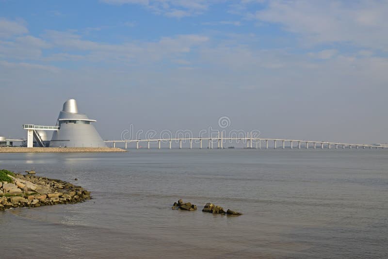 Centre de la Science du Macao avec le pont d'Amizade photographie stock libre de droits Centre de la Science du Macao avec le pont d'Amizade photographie stock libre de droits