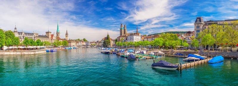 Centre de la ville historique de Zurich avec la rivière célèbre d'église et de Limmat de Fraumunster photos stock