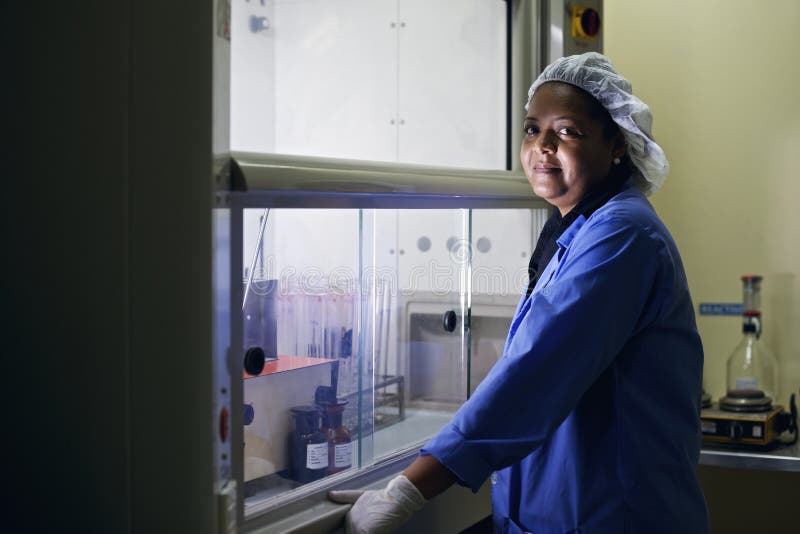 Centre de recherche médical, femme travaillant dans le laboratoire pharamaceutical image libre de droits Centre de recherche médical, femme travaillant dans le laboratoire pharamaceutical image libre de droits
