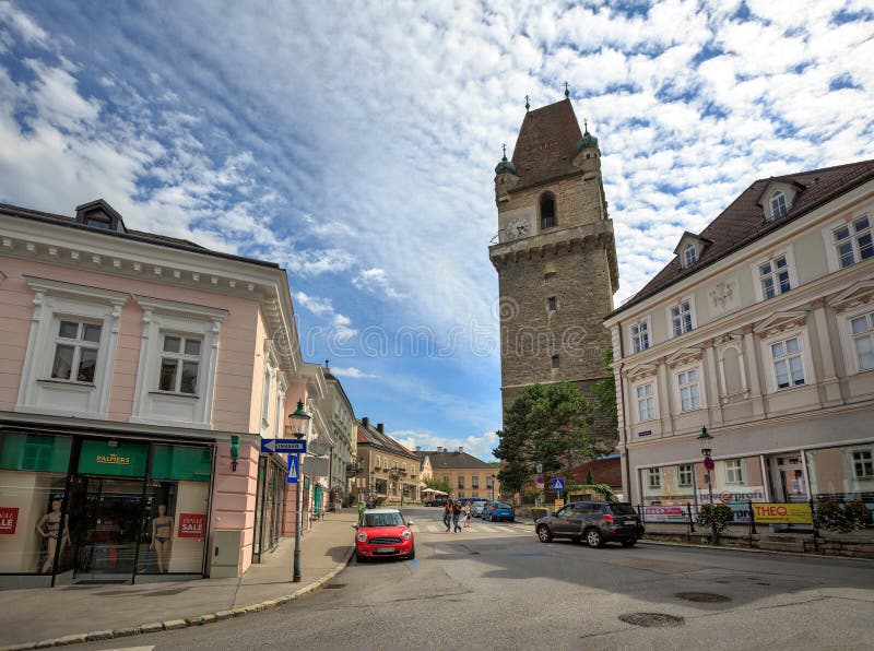 Centre historique avec la tour enrichie, construite à la 15ème et au XVIème siècle Ville de Perchtoldsdorf, secteur de Moedling, photos libres de droits Centre historique avec la tour enrichie, construite à la 15ème et au XVIème siècle Ville de Perchtoldsdorf, secteur de Moedling, photos libres de droits