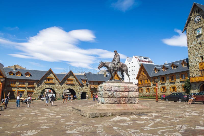Centre municipal Centro Civico et place principale dans Bariloche du centre - Bariloche, Patagonia, Argentine photo stock Centre municipal Centro Civico et place principale dans Bariloche du centre - Bariloche, Patagonia, Argentine photo stock