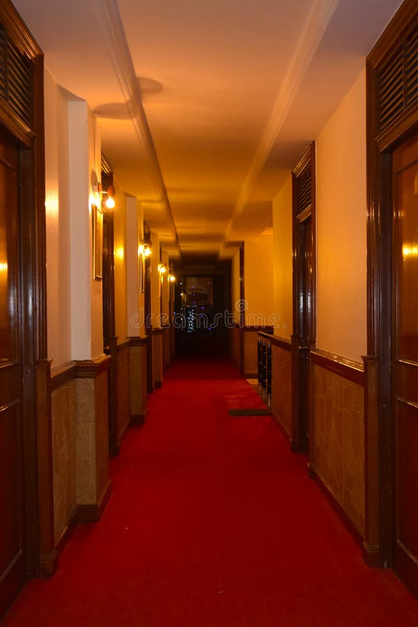 Centrera passagen av ett lyxigt hotell med ljusa väggar och upplysta ljus royaltyfria foton Centrera passagen av ett lyxigt hotell med ljusa väggar och upplysta ljus royaltyfria foton