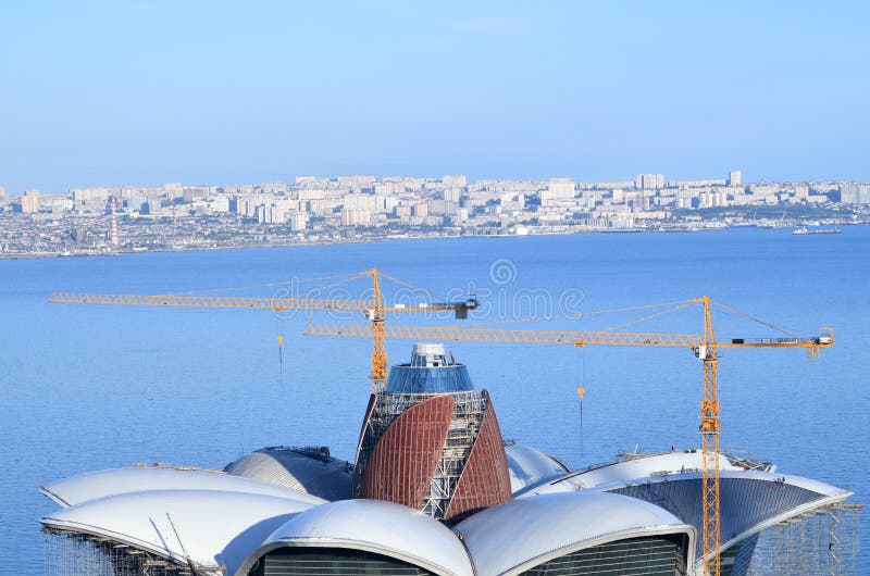 Centro commerciale in costruzione il lungomare caspico, Bacu, Azerbaigian fotografie stock Centro commerciale in costruzione il lungomare caspico, Bacu, Azerbaigian fotografie stock