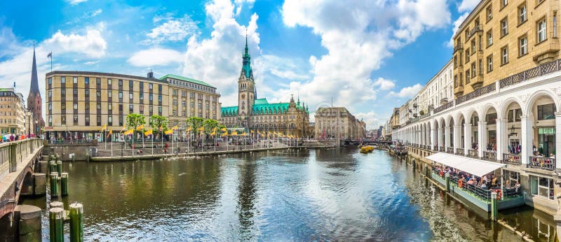Centro da cidade de Hamburgo com a Câmara Municipal e o rio Alster, Alemanha foto de stock royalty free
