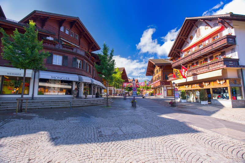 Centro da cidade velho da cidade de Gstaad, estância de esqui famosa no cantão Berna foto de stock Centro da cidade velho da cidade de Gstaad, estância de esqui famosa no cantão Berna foto de stock