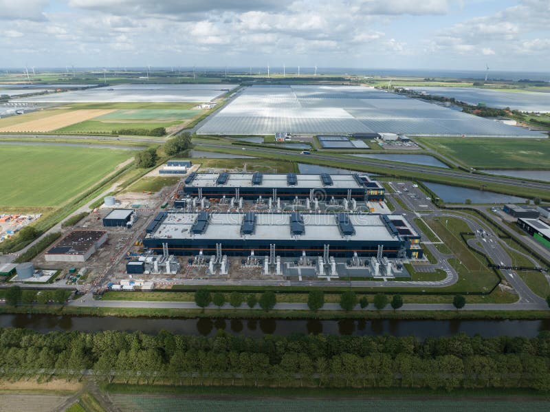 Centro dati nell'aeroporto di middenmeer. vista degli uccelli. infrastruttura informatica. fotografie stock