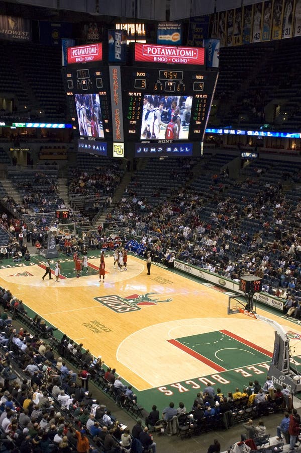 Centro de Bradley del baloncesto de los dólares NBA de Milwaukee fotografía de archivo libre de regalías Centro de Bradley del baloncesto de los dólares NBA de Milwaukee fotografía de archivo libre de regalías