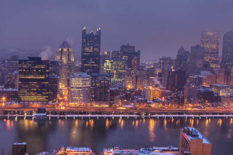 Centro de ciudad de la Pittsburgh, Pennsylvania en la noche fotografía de archivo Centro de ciudad de la Pittsburgh, Pennsylvania en la noche fotografía de archivo