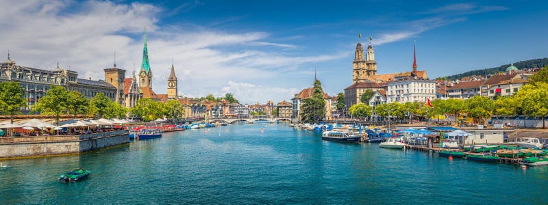 Centro de ciudad histórico de Zurich con el río famoso Limmat, Suiza