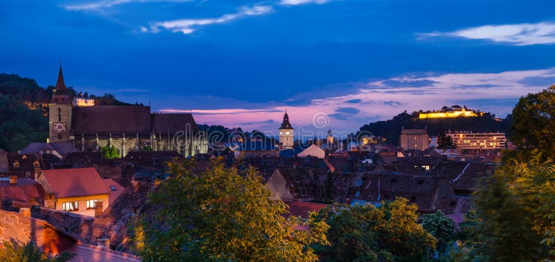 Centro de la ciudad medieval de Brasov, visión crepuscular, Rumania imagen de archivo libre de regalías Centro de la ciudad medieval de Brasov, visión crepuscular, Rumania imagen de archivo libre de regalías