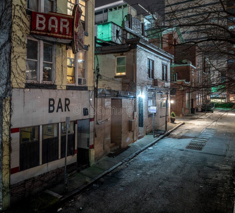 Centro de la ciudad urbano oscuro del pasillo fotografía de archivo libre de regalías Centro de la ciudad urbano oscuro del pasillo fotografía de archivo libre de regalías