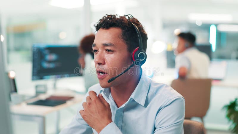 Centro de llamadas habla o man in web support para software de comunicación o servicio al cliente. asesoramiento de micrófono o vi metrajes
