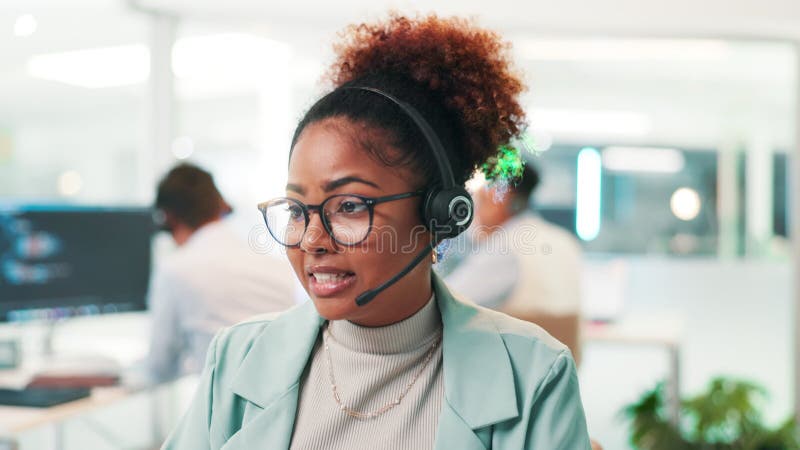 Centro de llamadas habla o mujer en soporte web para software de comunicación o servicio al cliente. asesoramiento al servicio de metrajes