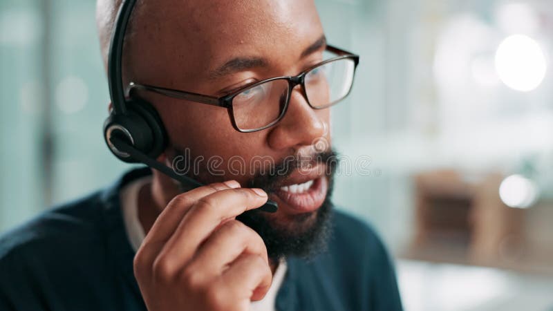 Centro de llamadas habla y ayuda de hombre negro con auriculares para el servicio al cliente y agente de soporte multilingüe metrajes