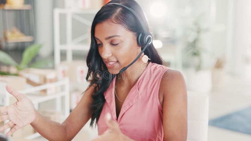 Centro de llamadas portátil frustración de videollamadas y telemarketing femenino en contacto con nosotros crm o telecom Consultin almacen de metraje de vídeo