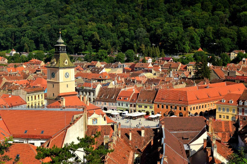 Centro do quadrado da câmara municipal e do Kronstädter velhos Altes Rathaus na Transilvânia Romênia foto de stock Centro do quadrado da câmara municipal e do Kronstädter velhos Altes Rathaus na Transilvânia Romênia foto de stock