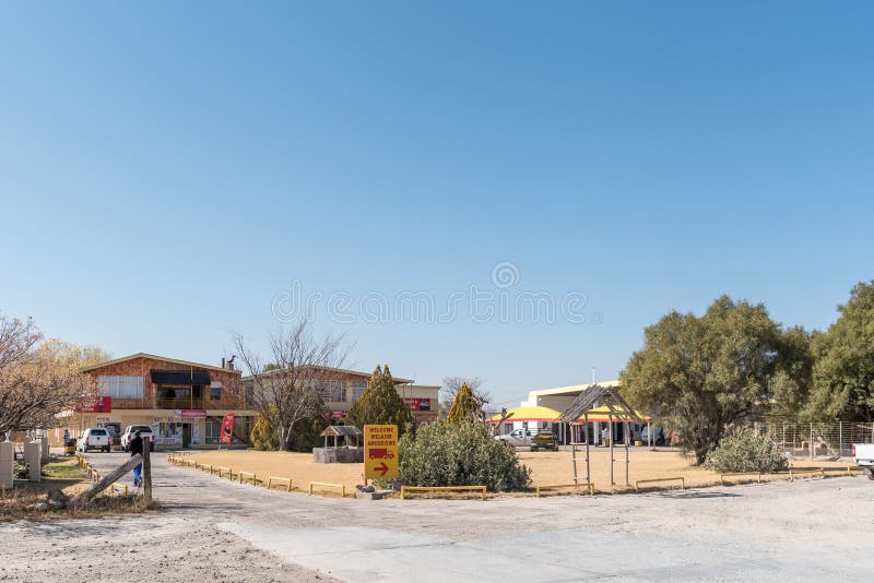 Centro e posto de gasolina de compra em Koopmansfontein foto de stock royalty free