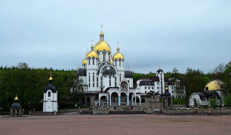 Centro espiritual de Zarvanytsia - el centro de las vacaciones de Mariiskaya del mundo, una de las capillas más grandes de Podoli fotografía de archivo Centro espiritual de Zarvanytsia - el centro de las vacaciones de Mariiskaya del mundo, una de las capillas más grandes de Podoli fotografía de archivo